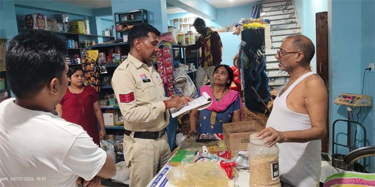 कोटपा एक्ट के तहत पुलिस के द्वारा कार्रवाई करते हुए