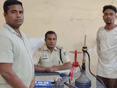 बटर फ्लाई के मैनेजर पर कार्रवाई करते हुए पुलिस और जब्त हुक्का पॉट - Dainik Bhaskar