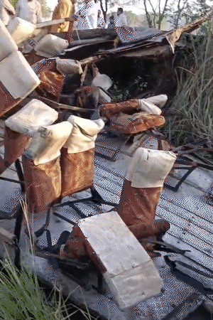 सुबह तक रेस्क्यू ऑपरेशन चला। बस की सीटों की हालत देखकर हादसे की भयावहता का अंदाजा लगाया जा सकता है।