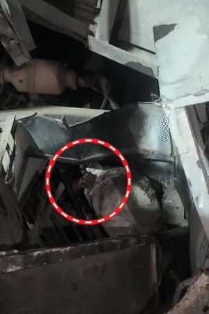 हादसे के बाद बाराती बस के अंदर ही फंस गए। उन्हें बस की बॉडी काटकर बाहर निकाला गया।