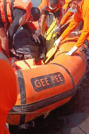 सर्च टीम को सुबह 8 बजे यमुना नदी से एक महिला का शव मिला। उसकी पहचान मोनिका के रूप में हुई।