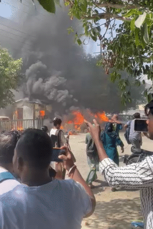 गुस्साए फैक्ट्री वर्करों ने इलाके में आम लोगों की गाड़ियो को भी निशाना बनाया है।