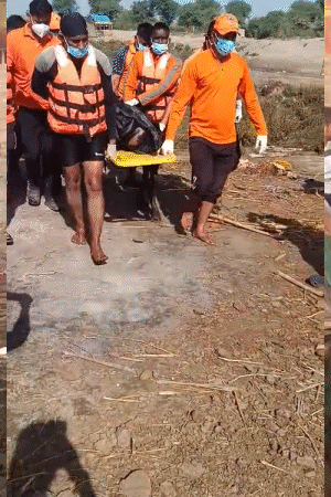 सर्च टीम को उस युवक का भी शव मिल गया, जो हादसे से पहले के वीडियो में ढोलक बजाता दिख रहा था।