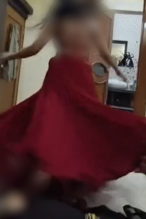 कमरे में गाना बज रहा था, डांसर महिपाल के आगे डांस कर रही हैं।