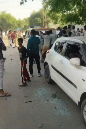 सैलरी बढ़ाने की मांग कर रहे कर्मचारियों ने गाड़ियों के शीशे तोड़ दिए, पथराव किया।