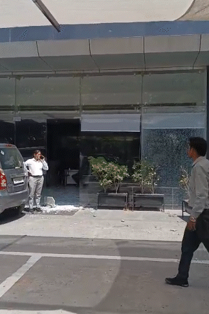 नोएडा पुलिस ने भास्कर रिपोर्टर से मारपीट की: कर्मचारियों का प्रदर्शन कवर कर रहे थे, DCP ने एक्शन नहीं लिया, पुलिसवाले का बचाव करती दिखीं नोएडा सेक्टर-57 में कर्मचारियों ने कंपनियों के दफ्तर में तोड़फोड़ की।