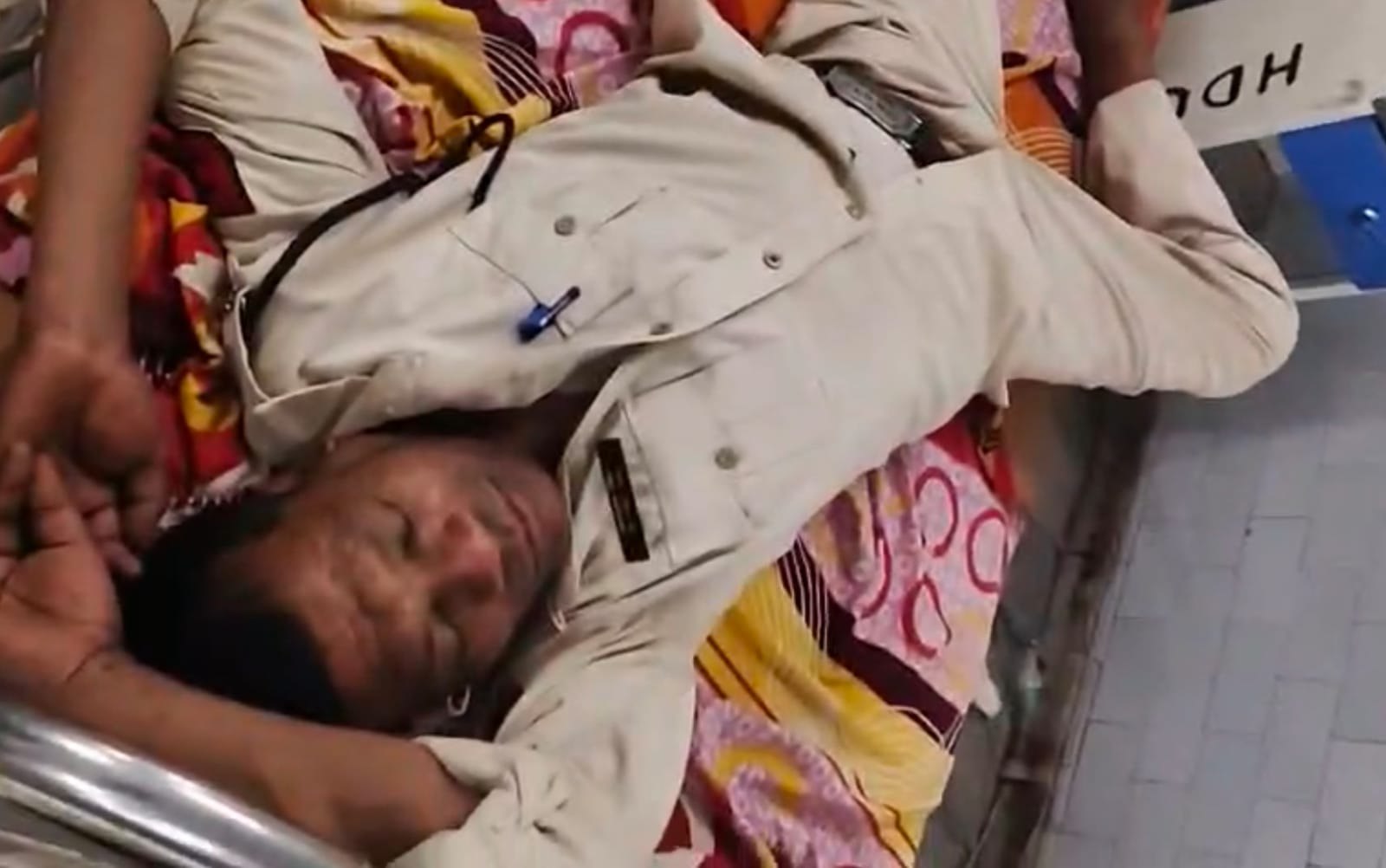 पुलिसकर्मी नशे में धुत था। अस्पताल में मरीज के बिस्तर पर सो गया।