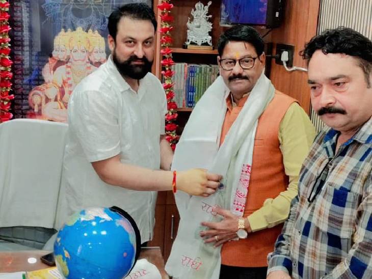 तस्वीर में भाजपा के महानगर अध्यक्ष राजकुमार गुप्ता के साथ सफेद टी-शर्ट पहने आरोपी महिपाल दिख रहा है।