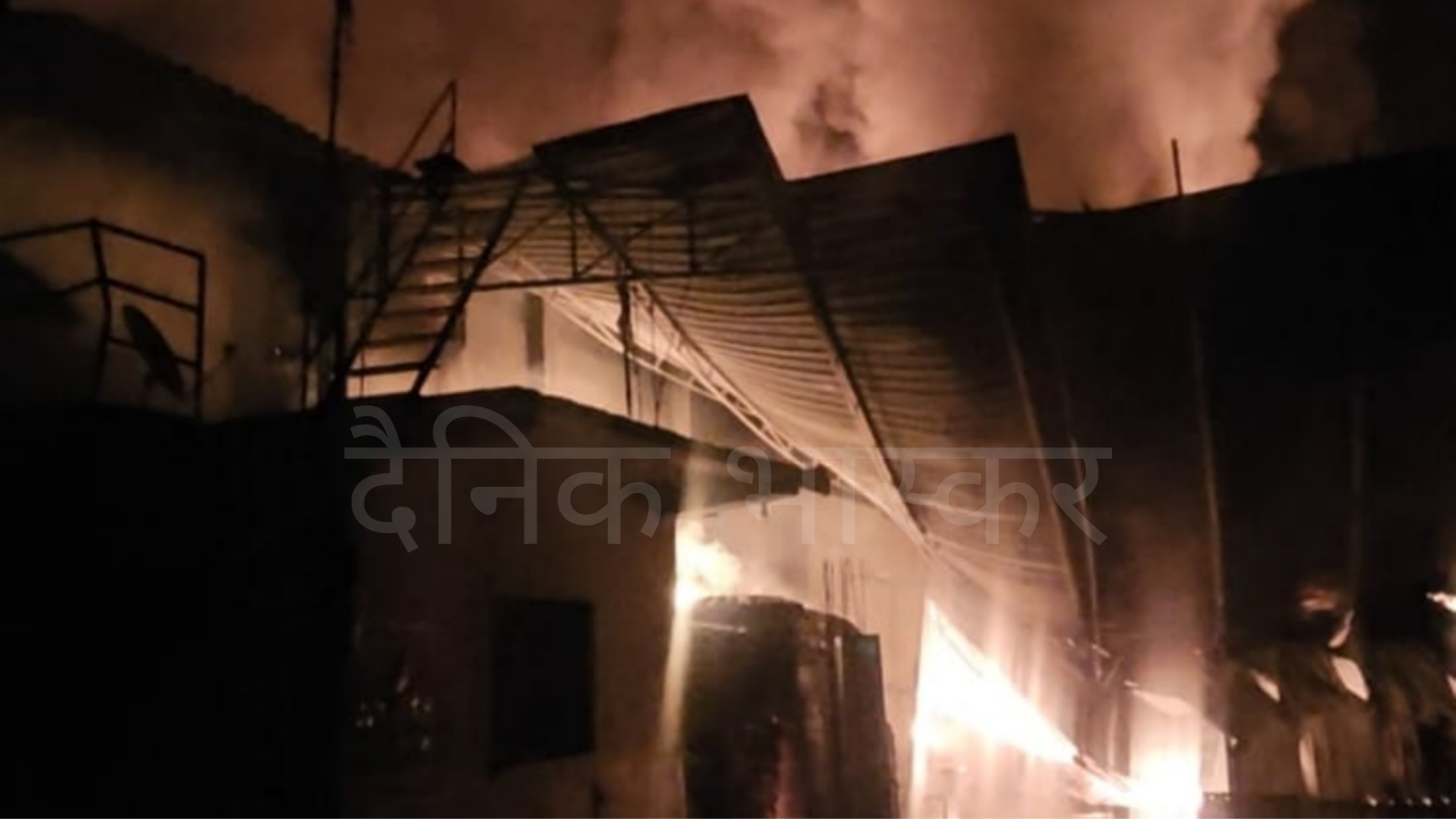 फैक्ट्री परिसर में ही बना था घर