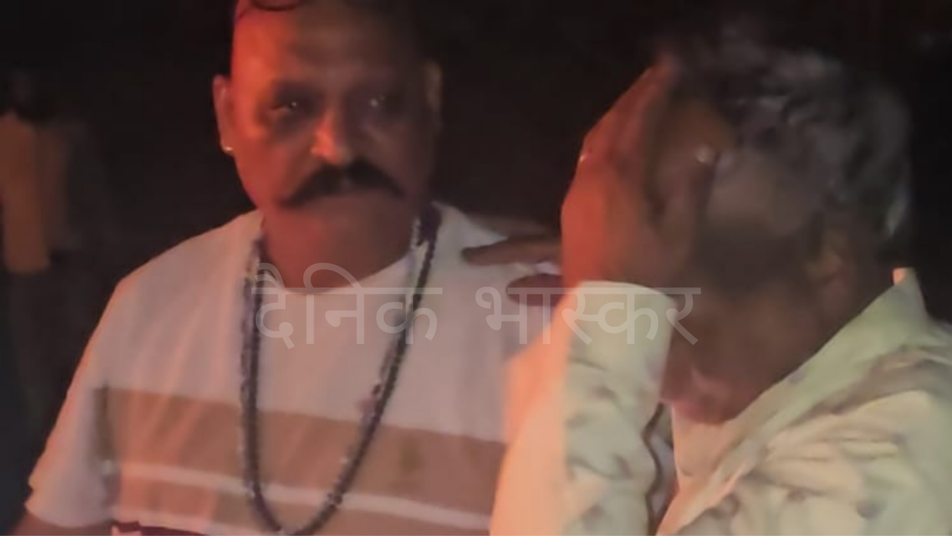 आगजनी के बाद परिजन रोते नजर आए