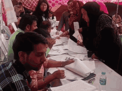 बनभूलपुरा अतिक्रमण मामले में पीएम आवास के लिए प्रशासन ने फॉर्म बांटे थे।