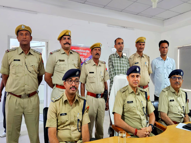 एसपी अभिषेक शिवहरे अपनी टीम के साथ। - Dainik Bhaskar