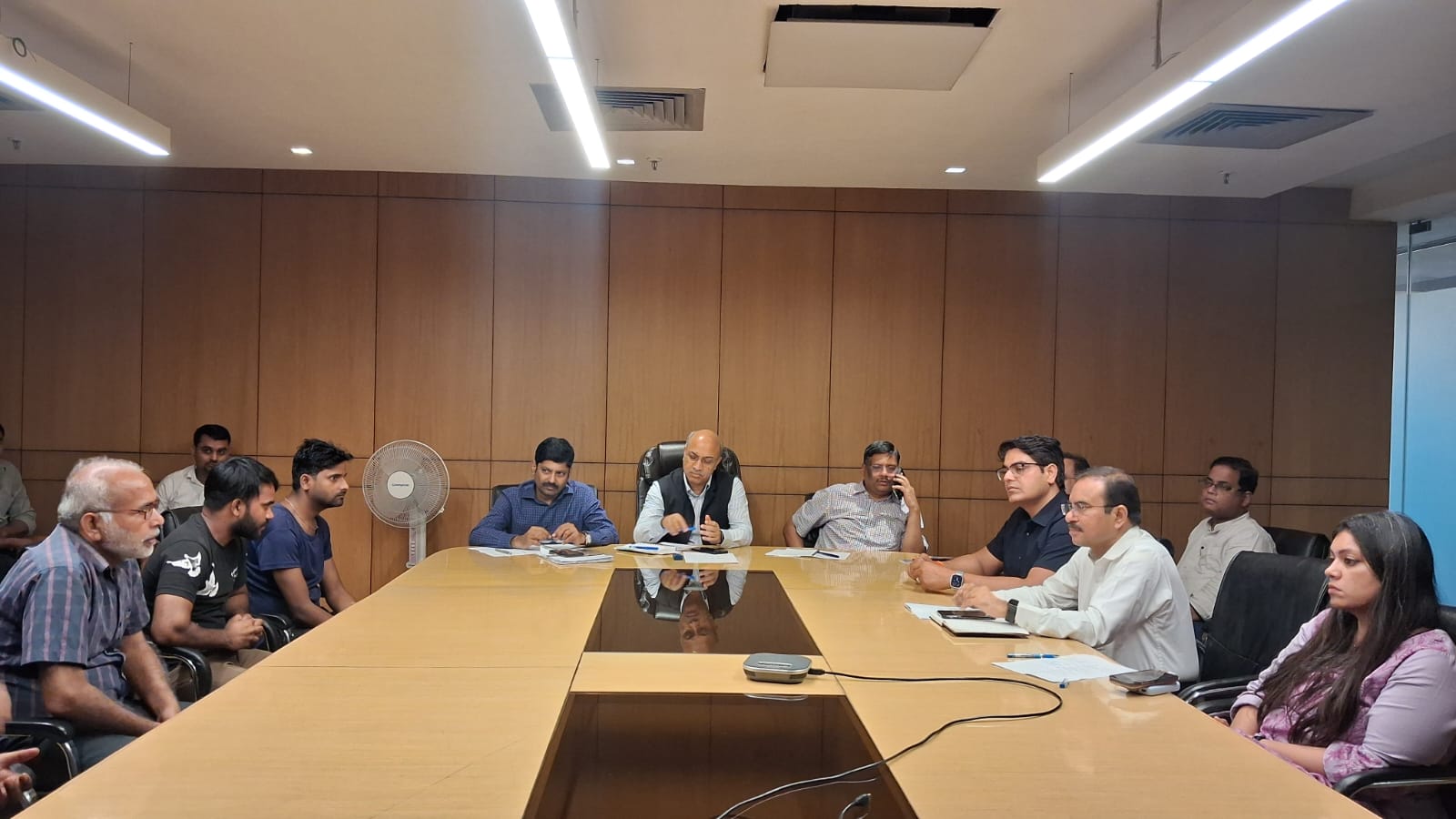 कमेटी ने ग्रेटर नोएडा प्राधिकरण में श्रमिकों से बात की है।