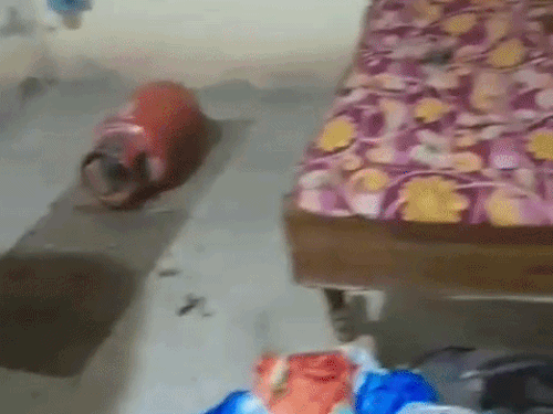 कमरे के अंदर रखा सामान जलकर राख।