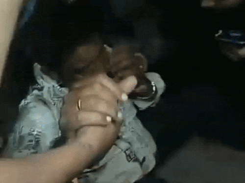 लोगों ने की घायल की मदद।