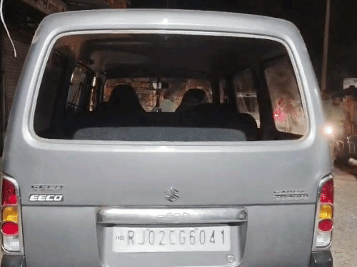 मौके पर जुटी भीड़ ने दूसरी गाड़ी के शीशे भी तोड़ दिए।