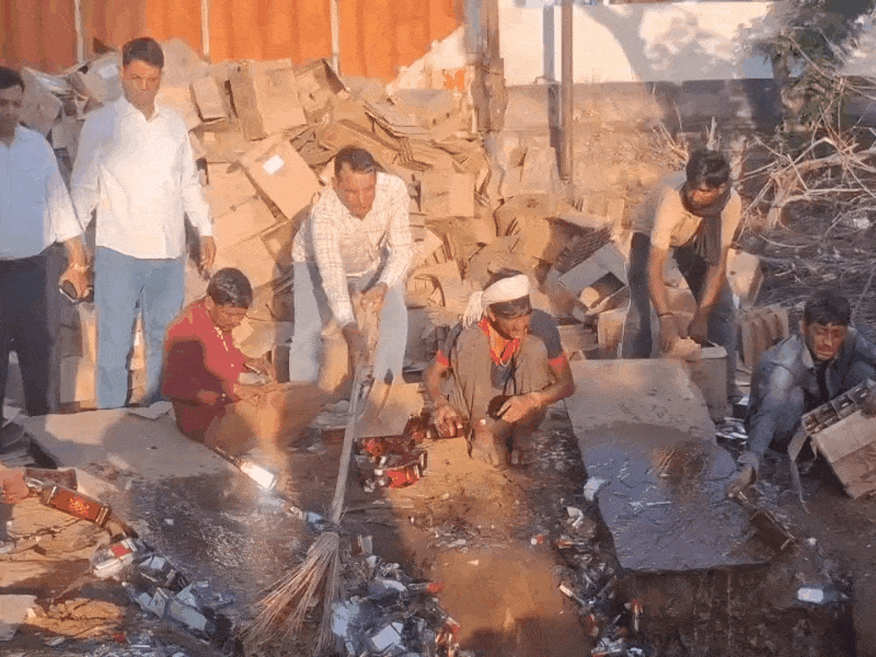 प्रशासन ने जब्त की गई करीब 550 पेटियां अवैध शराब को नष्ट किया गया।