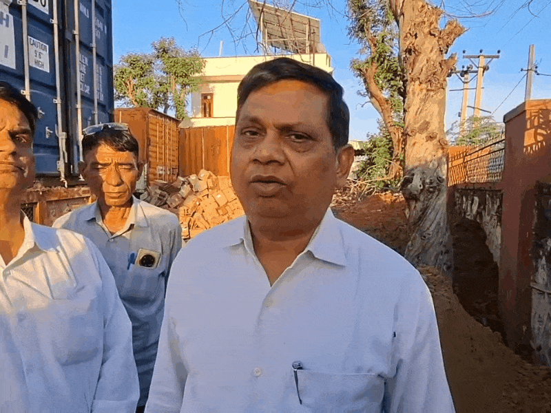 जिला आबकारी अधिकारी रियाजुद्दीन सिद्दीकी।