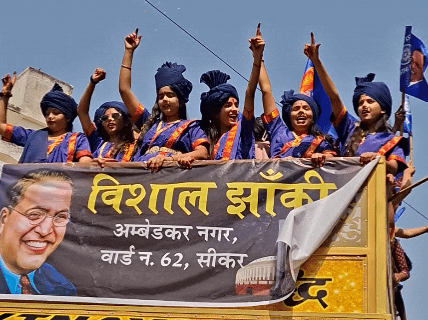 छोटी बच्चियां नीली साड़ी पहनकर बड़े डीजे में सवार हुई।