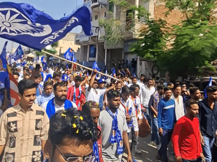 शोभायात्रा में हजारों की संख्या में लोग शामिल हुए।