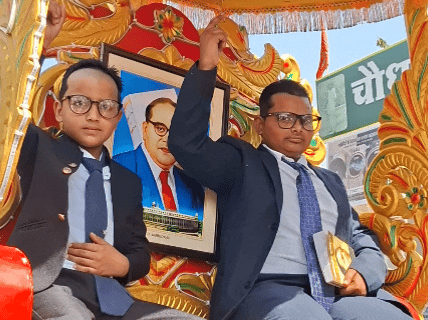 छोटे बच्चे अंबेडकर की वेशभूषा में रथ में सवार हुए।