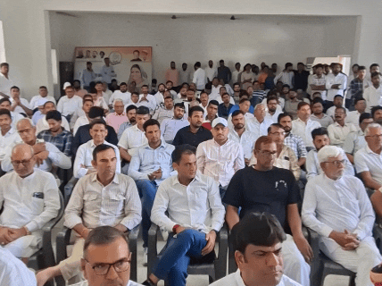 कार्यक्रम में मौजूद पदाधिकारी और कार्यकर्ता।