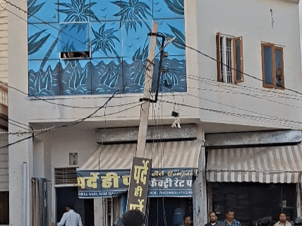 आज जहां पर पोल गिरा उससे करीब 10 से 15 मीटर दूर एक पोल और झुका हुआ है,जिसके भी गिरने का अंदेशा है।