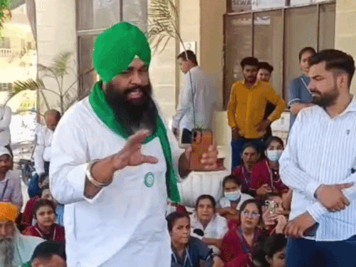 कर्मचारियों को समर्थन देने के लिए किसान संगठन भी पहुंचे।