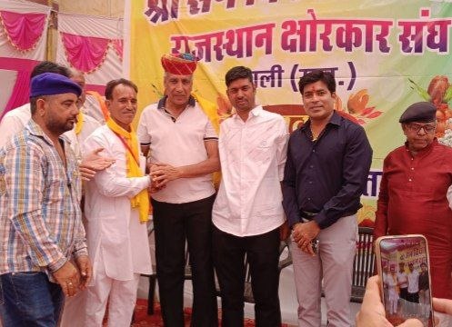 सैन महाराज की जयंती पर पुराना बस स्टैंड के निकट स्थित बगेची में प्रतिभावान युवाओं और भामाशाहों को सम्मानित करते हुए कार्यक्रम में आए पूर्व विधायक ज्ञानचंद पारख।