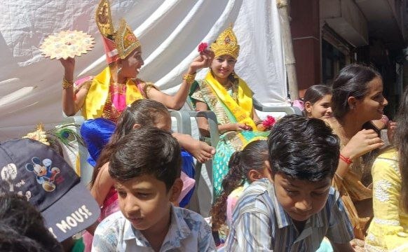 सैन महाराज की जयंती पर निकाल गई शोभायात्रा में शामिल झांकी।