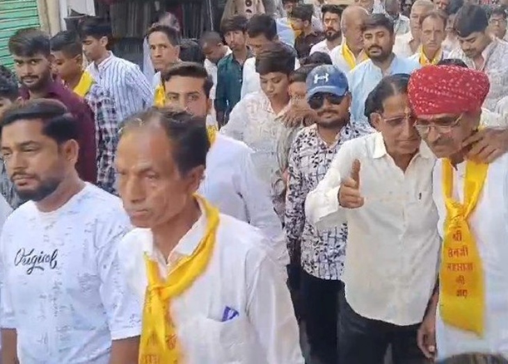 सैन महाराज की जयंती पर निकाल गई शोभायात्रा में शामिल सैन समाजबंधु।