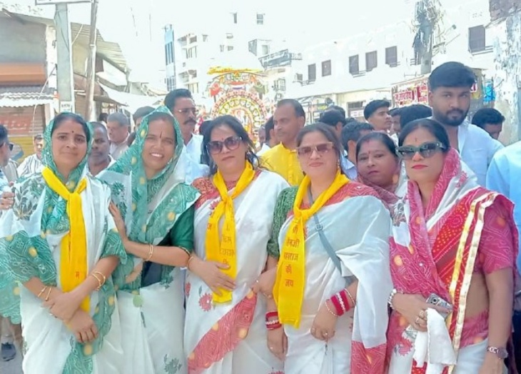 सैन महाराज की जयंती पर निकाल गई शोभायात्रा में शामिल महिलाएं।