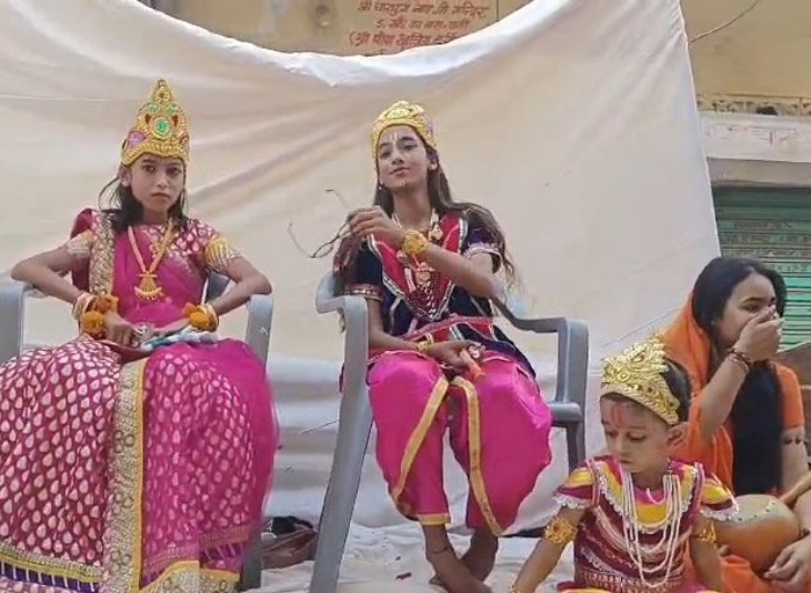 सैन महाराज की जयंती पर निकाल गई शोभायात्रा में शामिल झांकी।