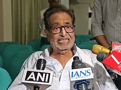 हृदयनाथ मंगेशकर, लता मंगेशकर और आशा भोंसले, उषा मंगेशकर और मीना खादीकर के छोटे भाई हैं।