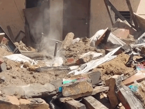 धमाके बाद पटाखों से निकाली हुई आग।