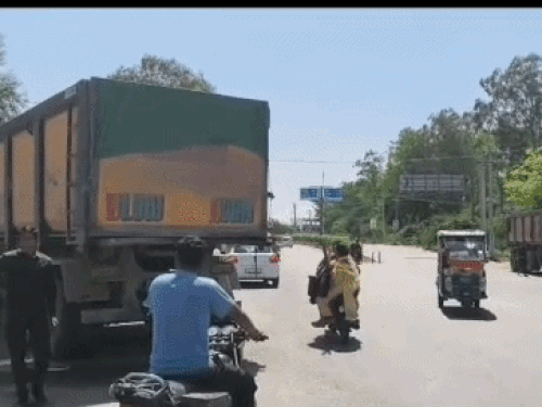 हादसे के बाद मौके पर खड़ी क्षतिग्रस्त बस व रेत से भरा डंपर।