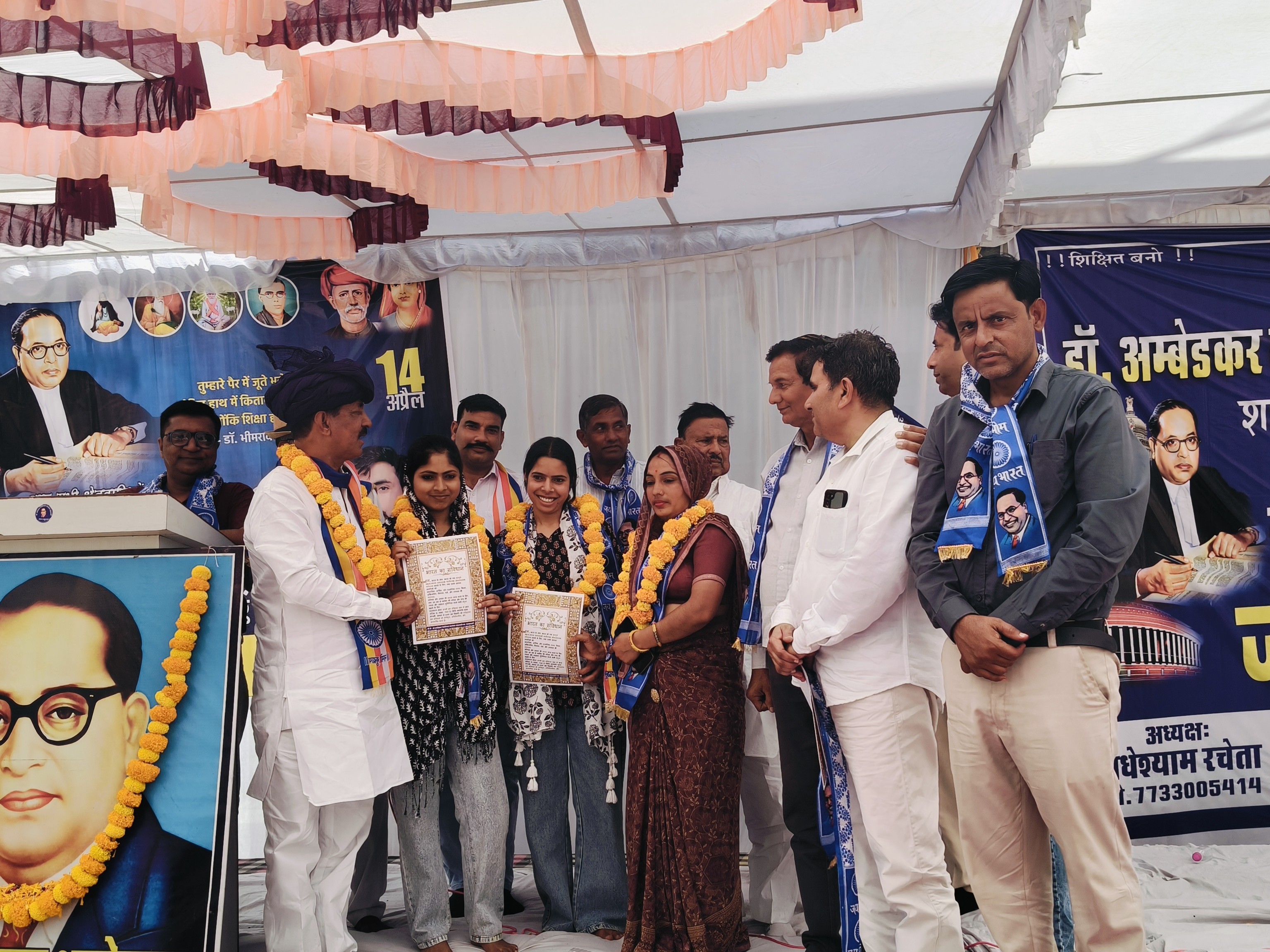 मेधावी स्टूडेंट्स का भी सम्मान किया।