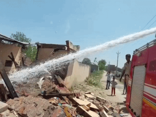 आग पर काबू पाते फायर कर्मी।