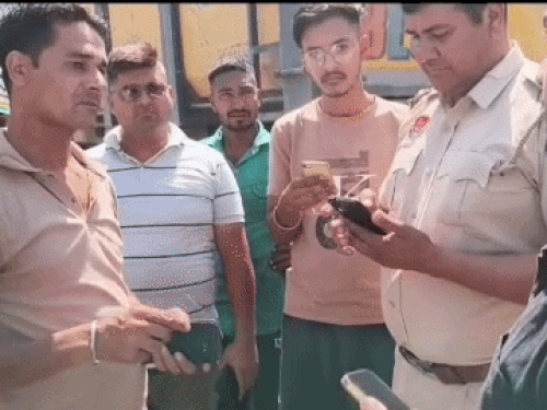 मौके पर पहुंचकर मामले की जांच करती पुलिस।