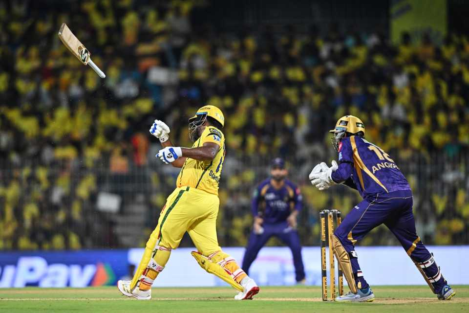 शॉट खेलते समय संजू का बैट छूट गया।