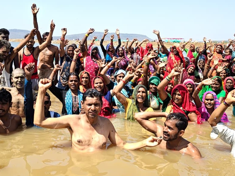 A large number of villagers descended into the Ken river and stood in the water for hours.