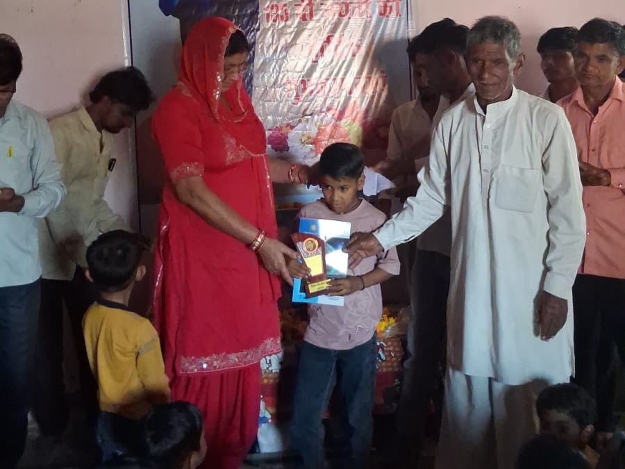 मेधावी स्टूडेंट्स को सम्मानित किया।