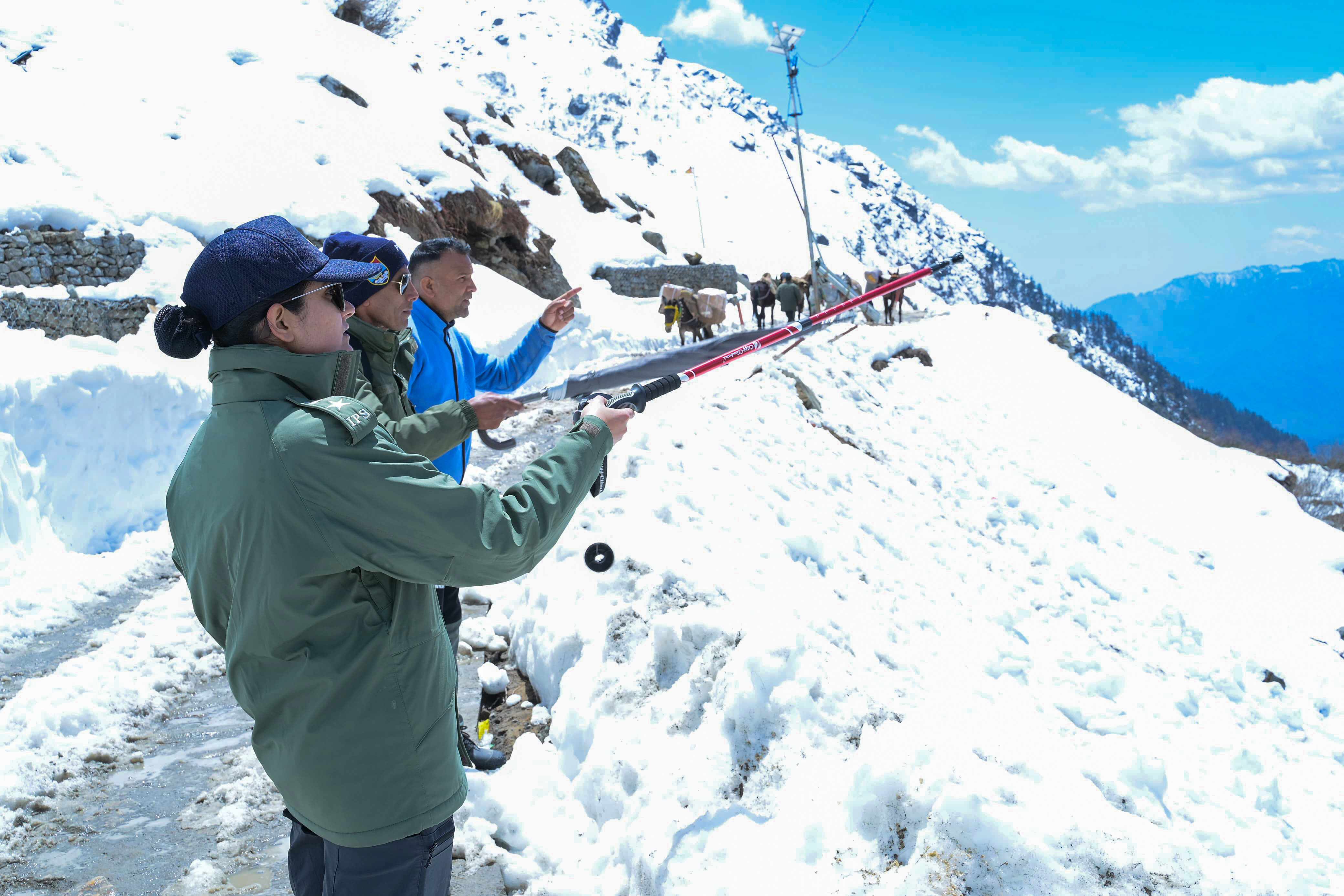 उत्तराखंड के रुद्रप्रयाग में केदारनाथ रूट से बर्फ हटाई जा रही है। 22 अप्रैल को पट खुलेंगे।