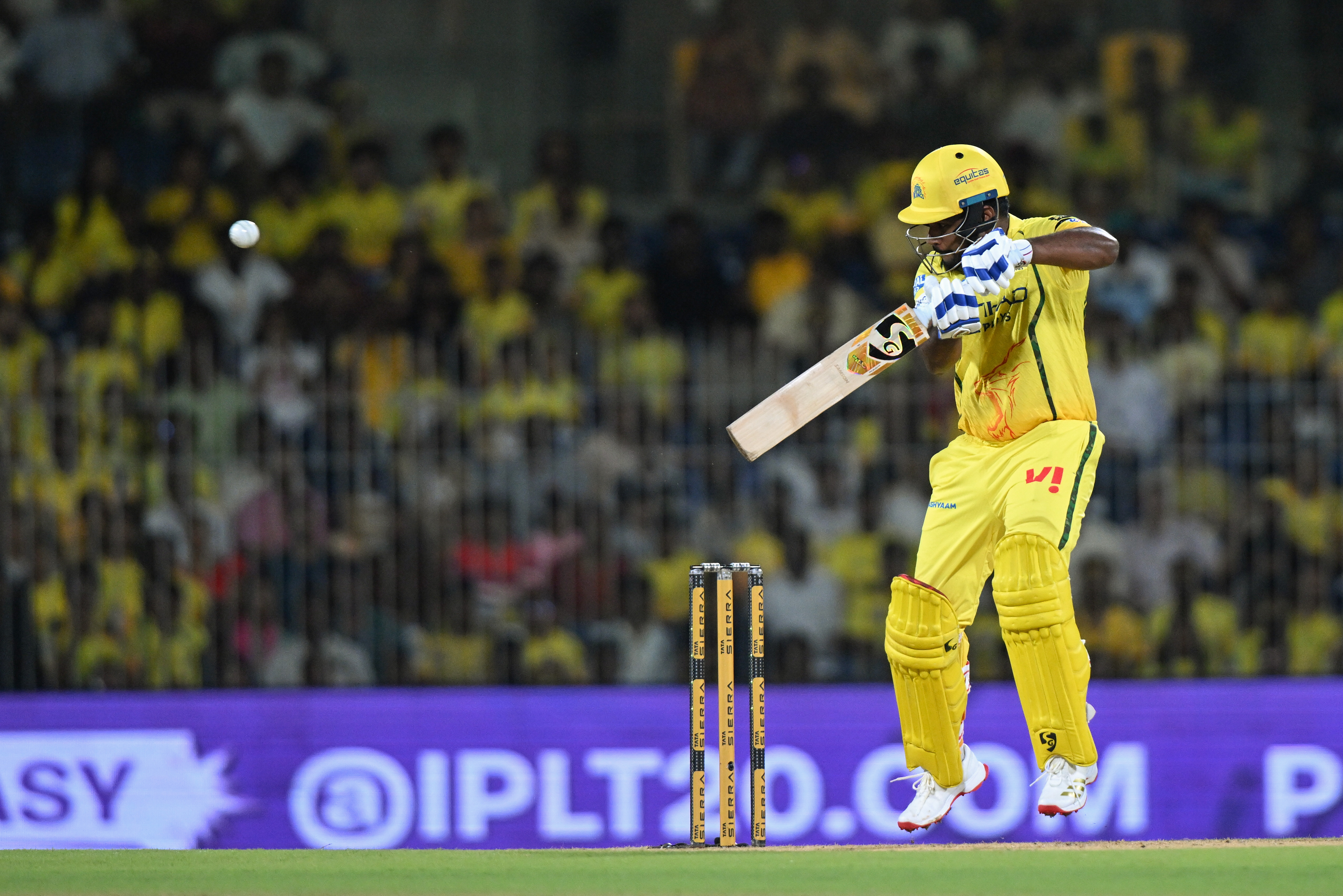 संजू ने चौका लगाकर खाता खोला।