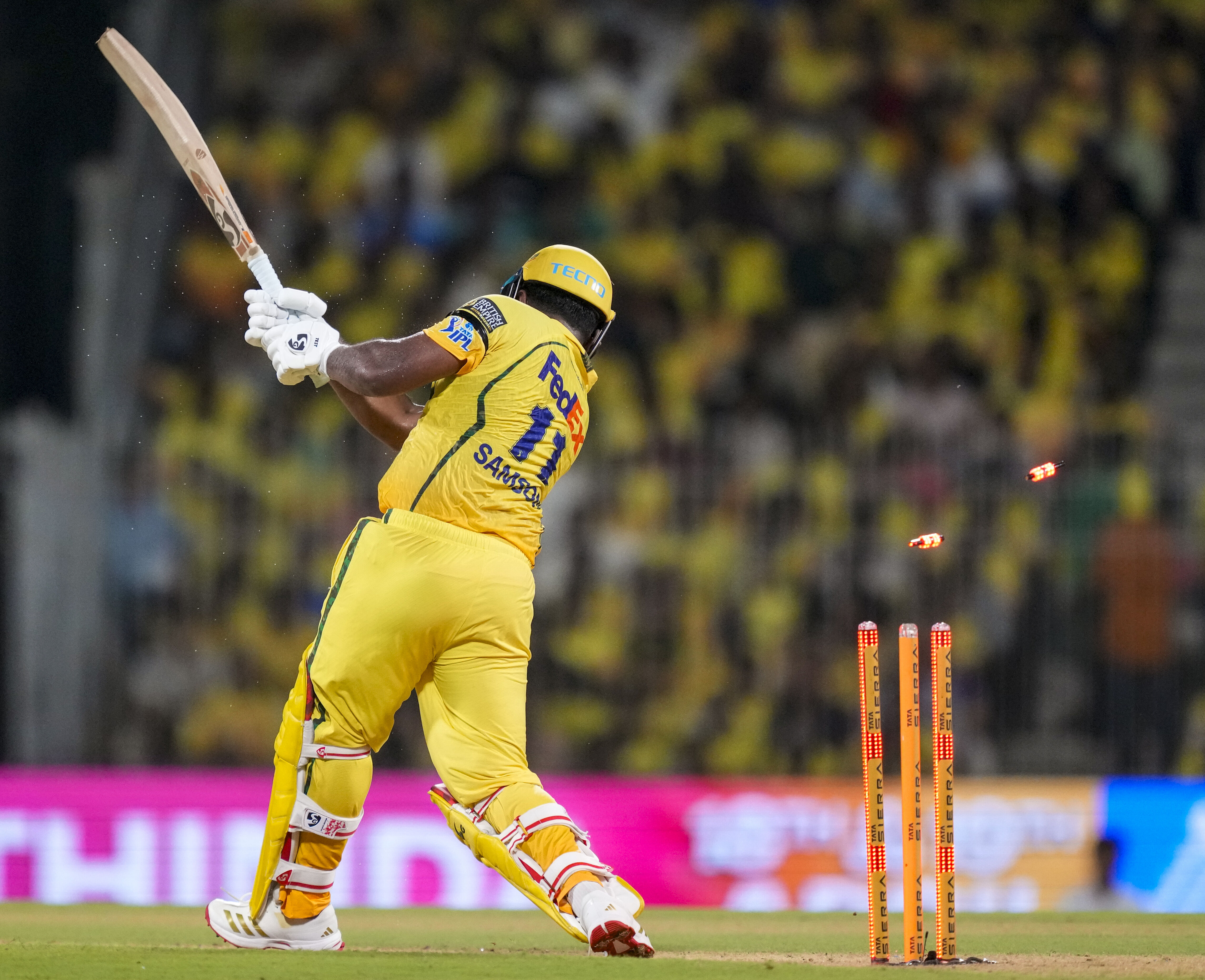 सैमसन 32 गेंदों पर 48 रन बनाकर बोल्ड हुए, जिसमें 4 चौके और 3 सिक्स शामिल रहे।