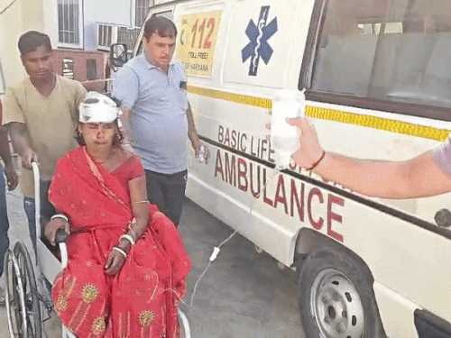 घायल महिला को इलाज के लिए करनाल के अस्पताल में लेकर जाती एम्बुलेंस।