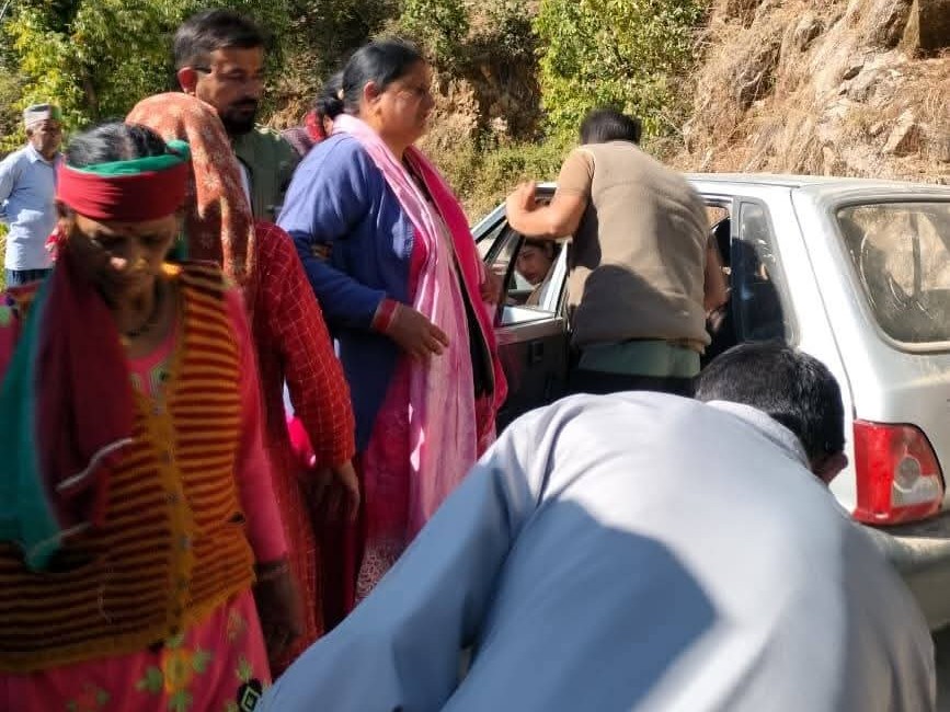 मंडी में ट्रेवलर पहाड़ी से टकराई, नौ श्रद्धालु घायल:  बड़ा देव कमरुनाग के दर्शन कर लौट रहे थे; ब्रेक फेल होने से हुआ हादसा – Mandi (Himachal Pradesh) News