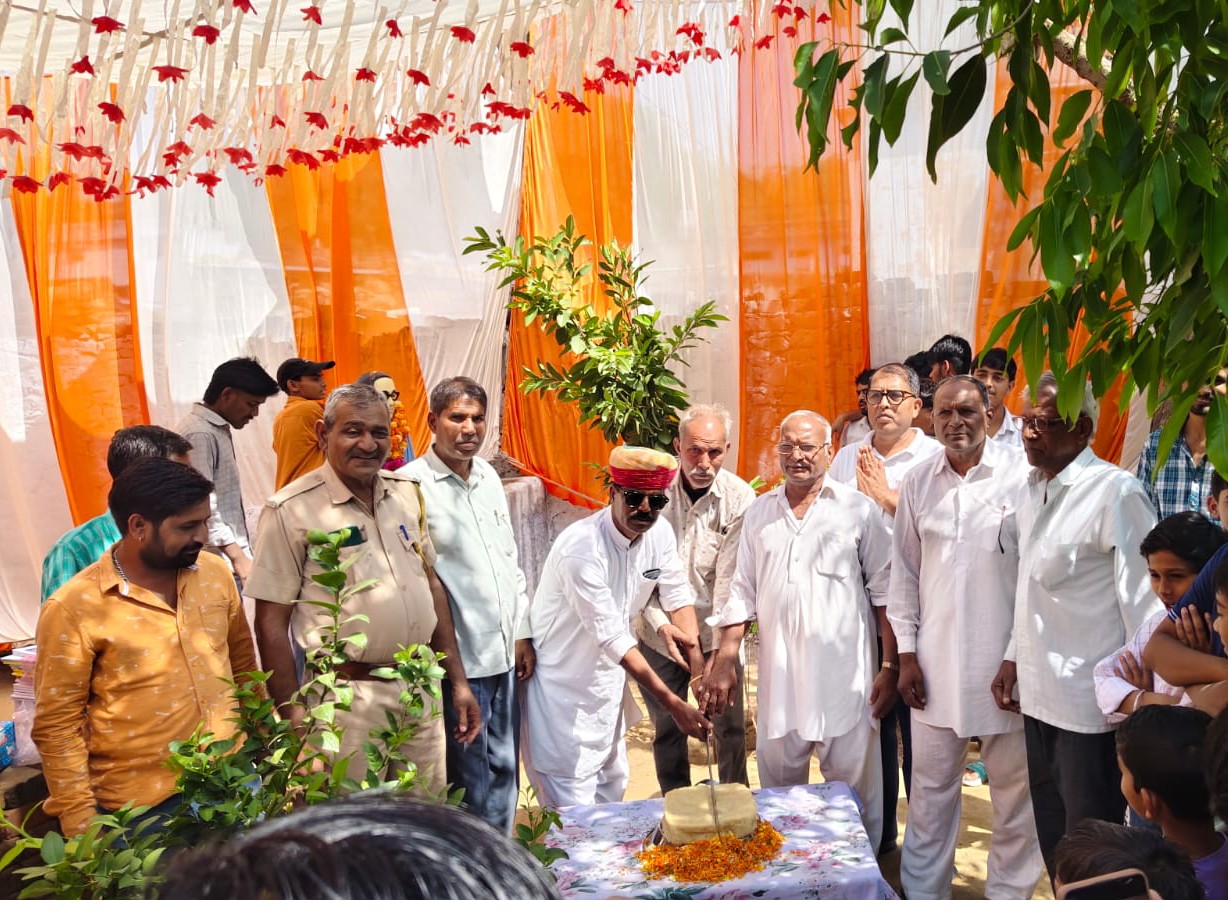 अंबेडकर की जयंती पर उपस्थित लोगों ने केक काटा।