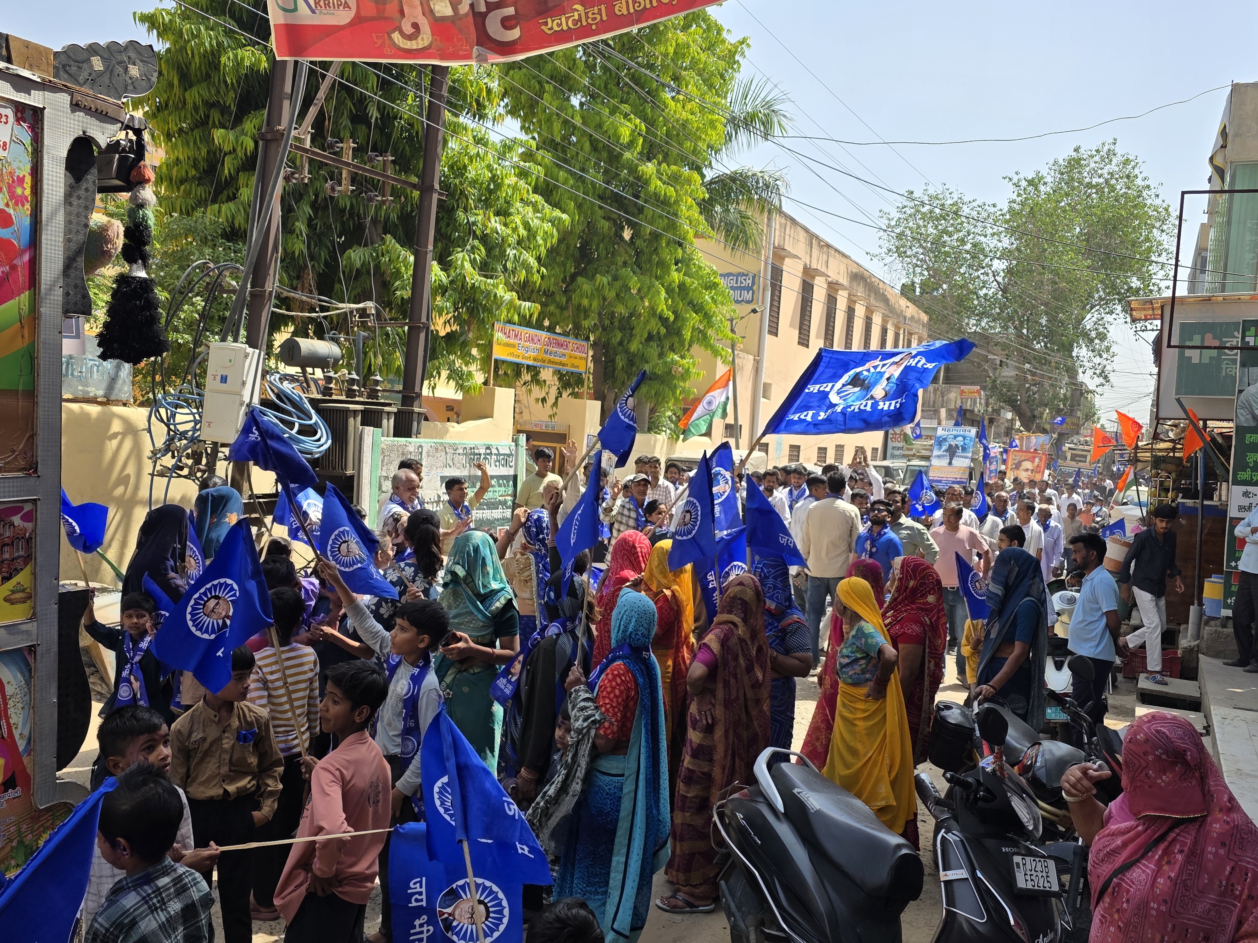 रैली में कई संगठनों के पदाधिकारी, कार्यकर्ता, महिलाएं और बच्चे बड़ी संख्या में शामिल हुए।