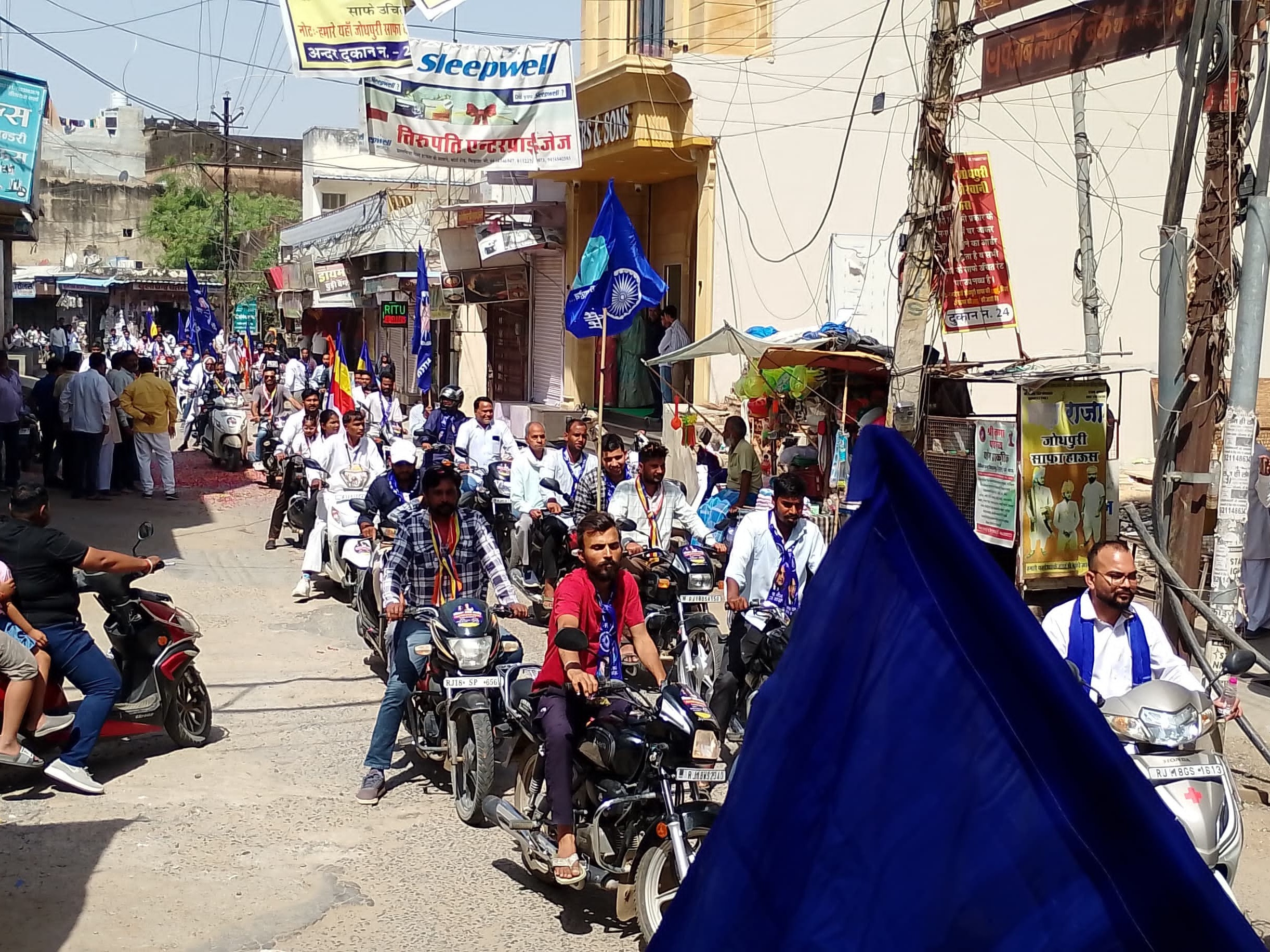 शहर के मुख्य रास्तों से बाइक रैली निकाली गई।